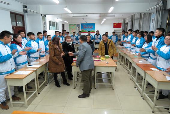 建筑工程学院党支部书记程刚与学生家长握手交谈